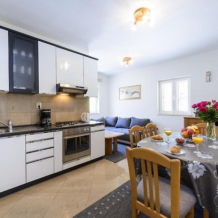 Apartment Tija Two Bedroom Apartment With Balcony And Partial Sea View 杜布罗夫尼克 外观 照片
